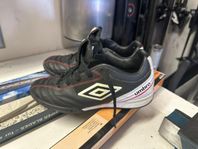 UMBRO grusfotbollssko strl 35- endast provade