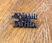 Snygg pin / knapp ”In the name of the father”