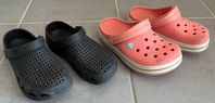 Rosa Crocs och svarta foppatofflor 