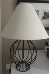 Lampa svart fot  43 cm hög , Vit lampskärm diameter 32cm