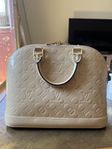 Louis Vuitton Alma pm in beige vernis leather 