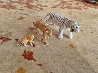 Leksaksfigurer vit tiger, leopard och leopardbarn