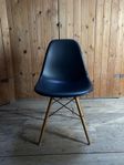 Svart Eames stol