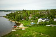 Två fastigheter med stor havstomt och bästa solläget 