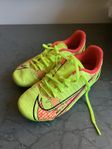 Nike fotbollsskor stl. 28.5 (17.5 cm)