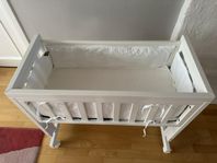 Troll Bedside Crib med AeroSleep Madrass och Spjälskydd