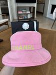 Chanel hatt (Denim Logo Bucket Hat Pink Yellow)