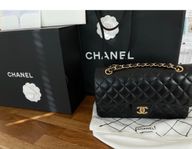 Chanel väska medium klassisk lammskinn 