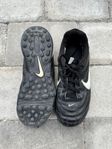 Fotbollsskor Nike storlek 33