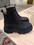 Ganni låga Chelsea boots i svart 