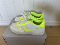 Nike Air force 1 LV8 (GS) Storlek 38,5 neongula 