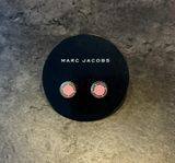 Marc Jacobs studs örhängen i rosa 