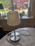 Bordslampa med fin fot och hatt