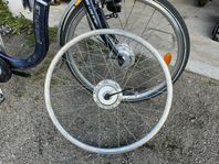 Hel och fin 28” elcykelfälg, motor låter mycket