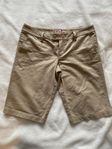 Beiga chinosshorts från Juicy Couture i strl 8 (38)