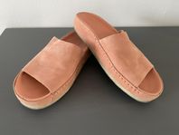 Korallfärgade sandaler i läder fr Clarks, 35,5 i nyskick 