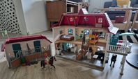 Schleich: hus, stall, hästar, figurer och tillbehör