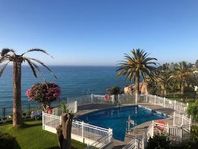 First line,  pool och trädgård, Parador Nerja