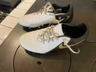 Nike fotbollsskor strl 40 