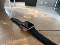 Apple Watch Series 3 42mm (svart sportband)