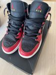 Air Jordan 1 MID SE (GS)  - black/fire red- white- malachite