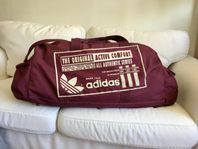 Unik stora Vin Adidas väska , Mått: 80 x 40 x 37 cm