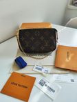 Ny Louis Vuitton Mini Pochette Monogram Canvas med tillbehö