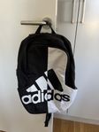 Två ryggsäckar från Adidas