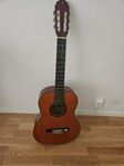 Valenica acoustic Guitar főr 700kr med väska!