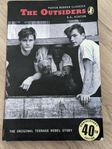 THE OUTSIDERS av  S.E. HINTON