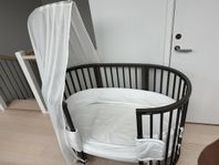 Stokke Sleepi spjälsäng med flera tillbehör