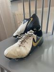 Fotbollsskor Nike strl 34