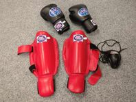 Fullt Muay Thai kit: benskydd, handskar, suspensoar