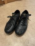 Fotbollsskor Umbro storlek 33