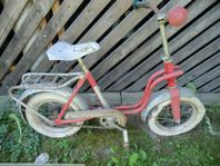 röd barncykel liten retro cykel 70-tal rullar trampar fint