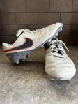 Nike fotbollsskor stl 35