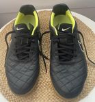 Fotbollsskor inomhus Nike storlek 44