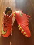 Fotbollsskor stl 31 Nike