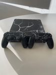 PS4 Slim i Utmärkt Skick Med Kontroller & Kablar