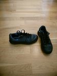 Nike skor strl 33.5 Gymnastikskor / fotbollsskor innomhus 