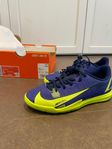 Nike inomhus fotbollsskor strl 35