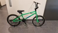 BMX 20" med fotpinnar bak och fram