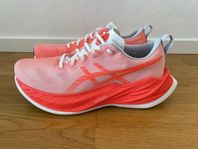 Asics Superblast strl 44 - löparskor/joggingskor