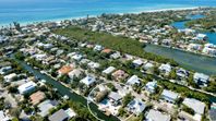 Hus på Longboat Key vid kanal nära stranden