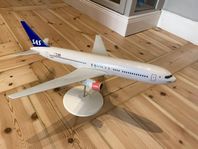 Flygplansmodell SAS Boeing 767 skala 1:100