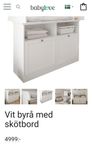 Vit byrå med skötbord 