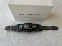 BALENCIAGA ARMBAND I GRÅTT LÄDER - NYSKICK