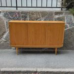 Sideboard i teak, fåtöljer, matbord mm