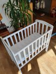 Spjälsäng / Bedside crib