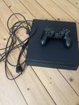 ps4 slim med controll och tillbehör 